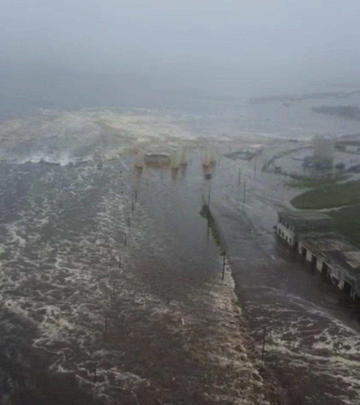 30.07.2025, Russland, Severo-Kurilsk: Luftaufnahme eines von einem Erdbeben und einem anschließenden Tsunami betroffenen Gebiets in der Region Sachalin im Osten Russlands