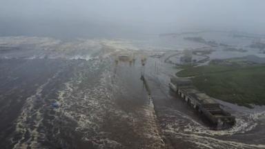 30.07.2025, Russland, Severo-Kurilsk: Luftaufnahme eines von einem Erdbeben und einem anschließenden Tsunami betroffenen Gebiets in der Region Sachalin im Osten Russlands