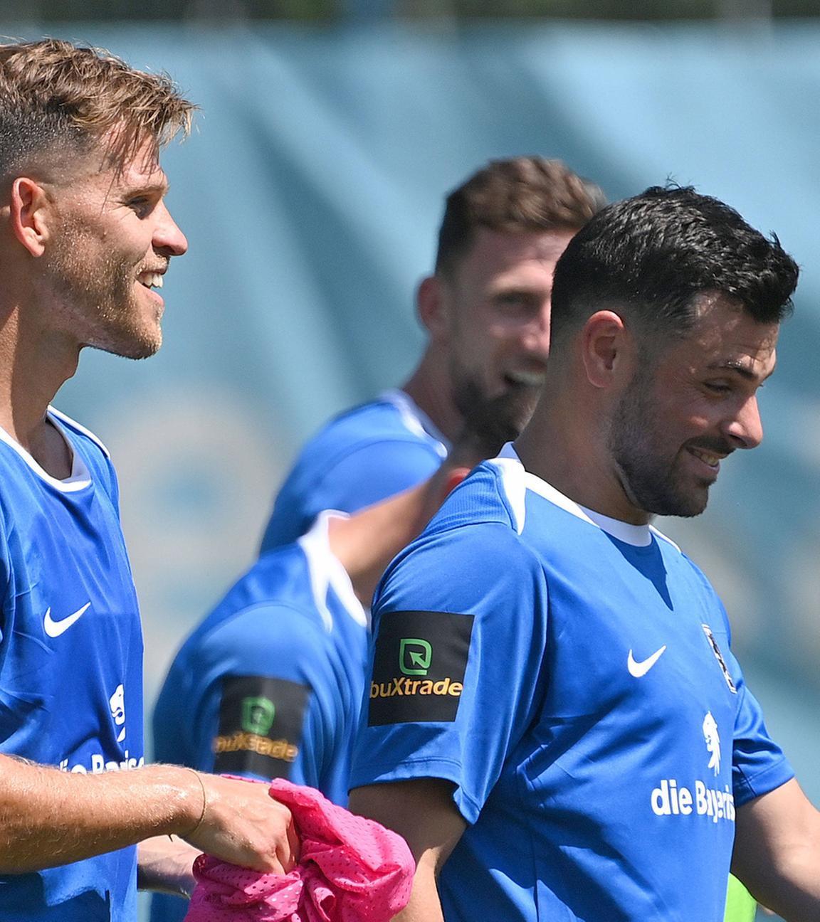 Von rechts: Kevin Volland, Florian Niederlechner bei der Aktion zum Trainingsauftakt des TSV 1860 München am 22.06.2025. Training für die Fußball-3. Liga, Saison 2025/2026.