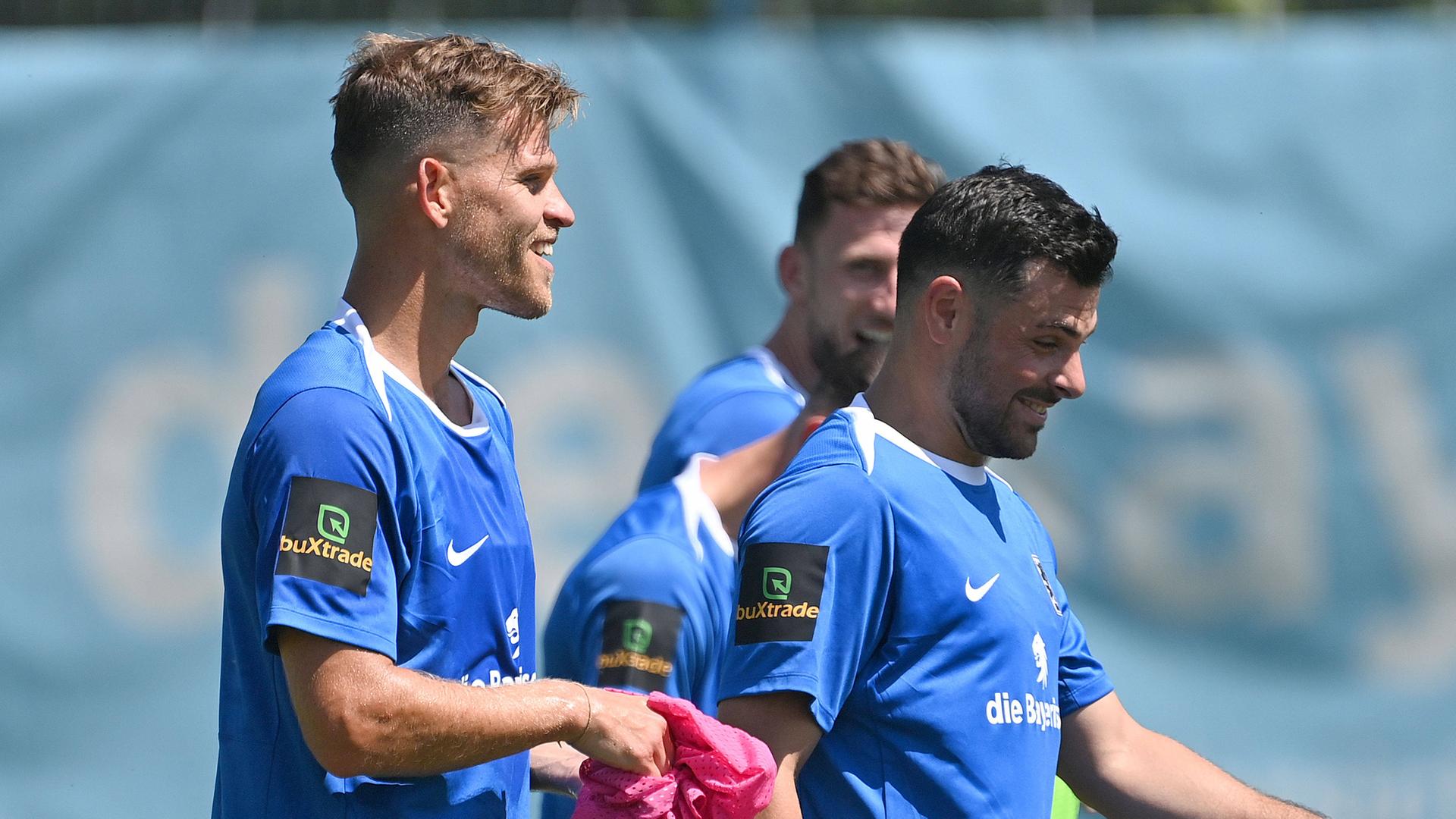 Von rechts: Kevin Volland, Florian Niederlechner bei der Aktion zum Trainingsauftakt des TSV 1860 München am 22.06.2025. Training für die Fußball-3. Liga, Saison 2025/2026.
