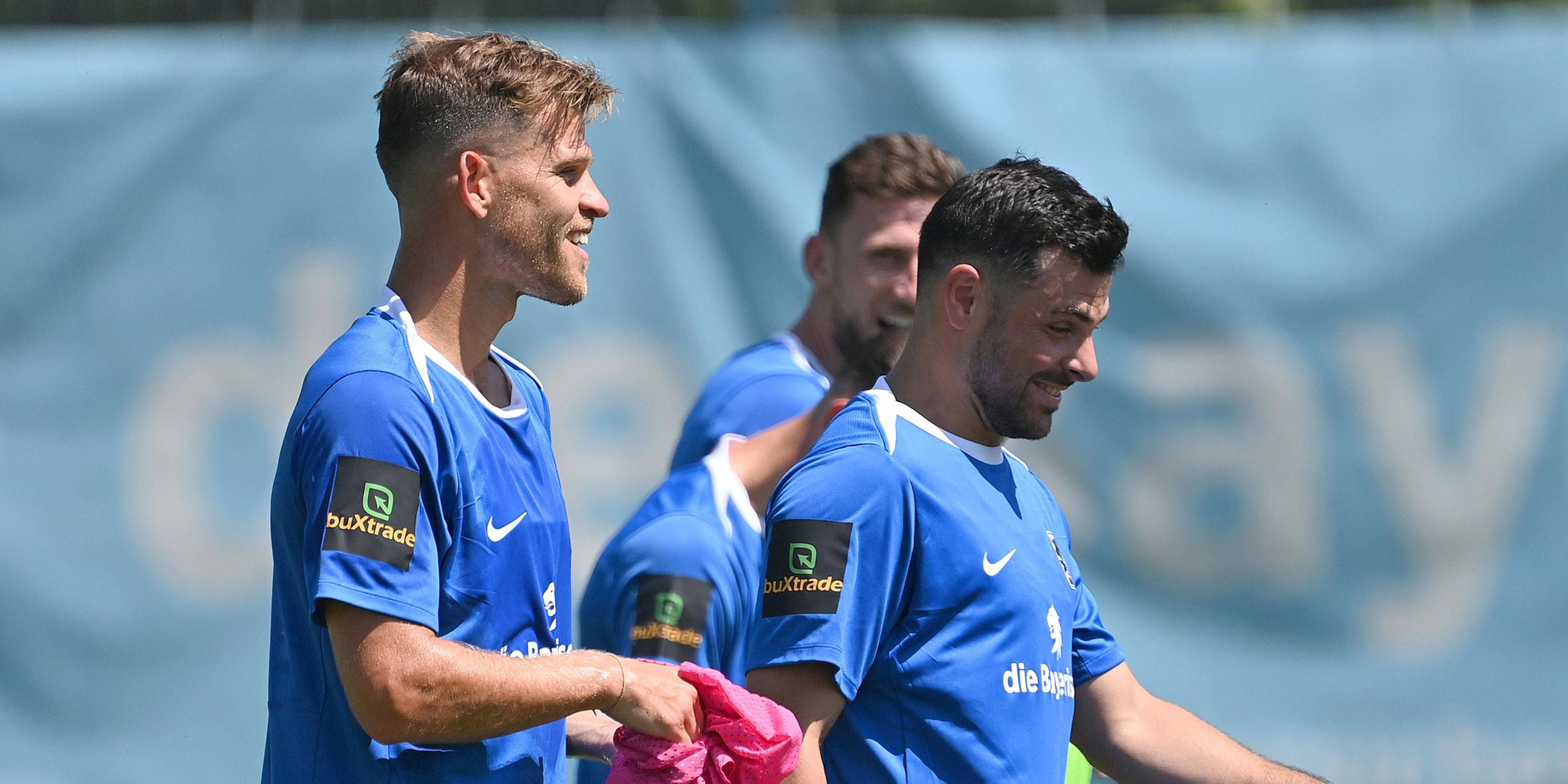 Von rechts: Kevin Volland, Florian Niederlechner bei der Aktion zum Trainingsauftakt des TSV 1860 München am 22.06.2025. Training für die Fußball-3. Liga, Saison 2025/2026.