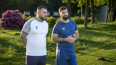 Trainer Aykut Kaldirci und Rocat Undav stehen am Spielfeldrand