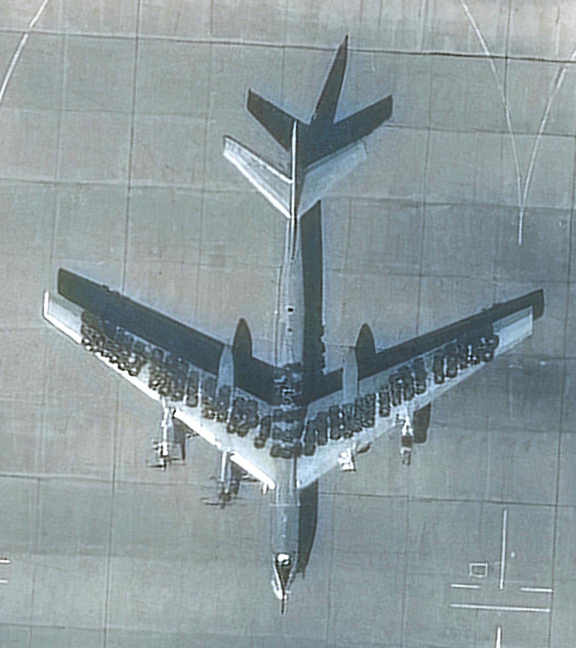 (Symbolbild) Ein Flugzeug des Typs tu-95 mit Reifen auf den Tragflächen. Aufgenommen am 05.09.2023 über der Stadt Saratov.