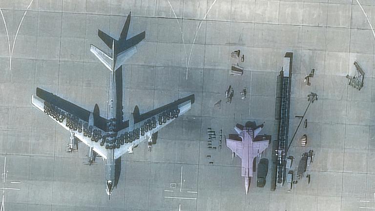 (Symbolbild) Ein Flugzeug des Typs tu-95 mit Reifen auf den Tragflächen. Aufgenommen am 05.09.2023 über der Stadt Saratov.