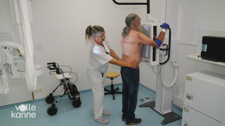 Ein Mann, der an Tuberkulose erkrankte, und ein Screening der Lunge bekommt.