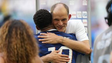 Thomas Tuchel umarmt Kylian Mbappe.