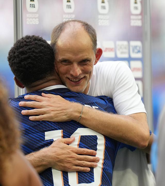 Thomas Tuchel umarmt Kylian Mbappe.