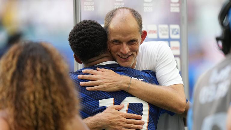 Thomas Tuchel umarmt Kylian Mbappe.
