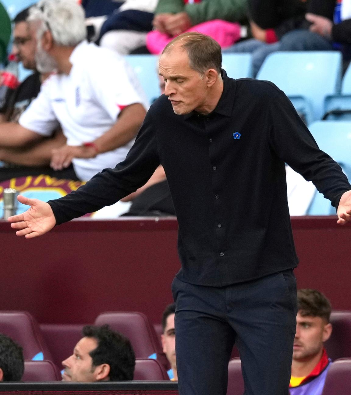 Thomas Tuchel gestikuliert am Seitenrand als englischer Nationaltrainer