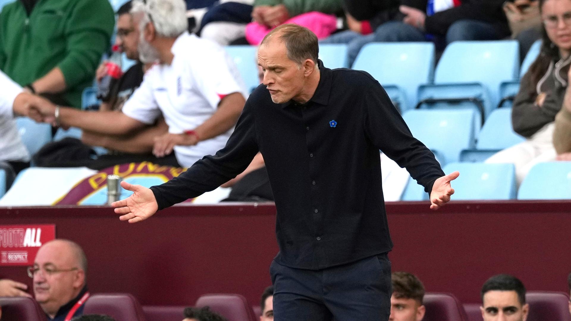 Thomas Tuchel gestikuliert am Seitenrand als englischer Nationaltrainer