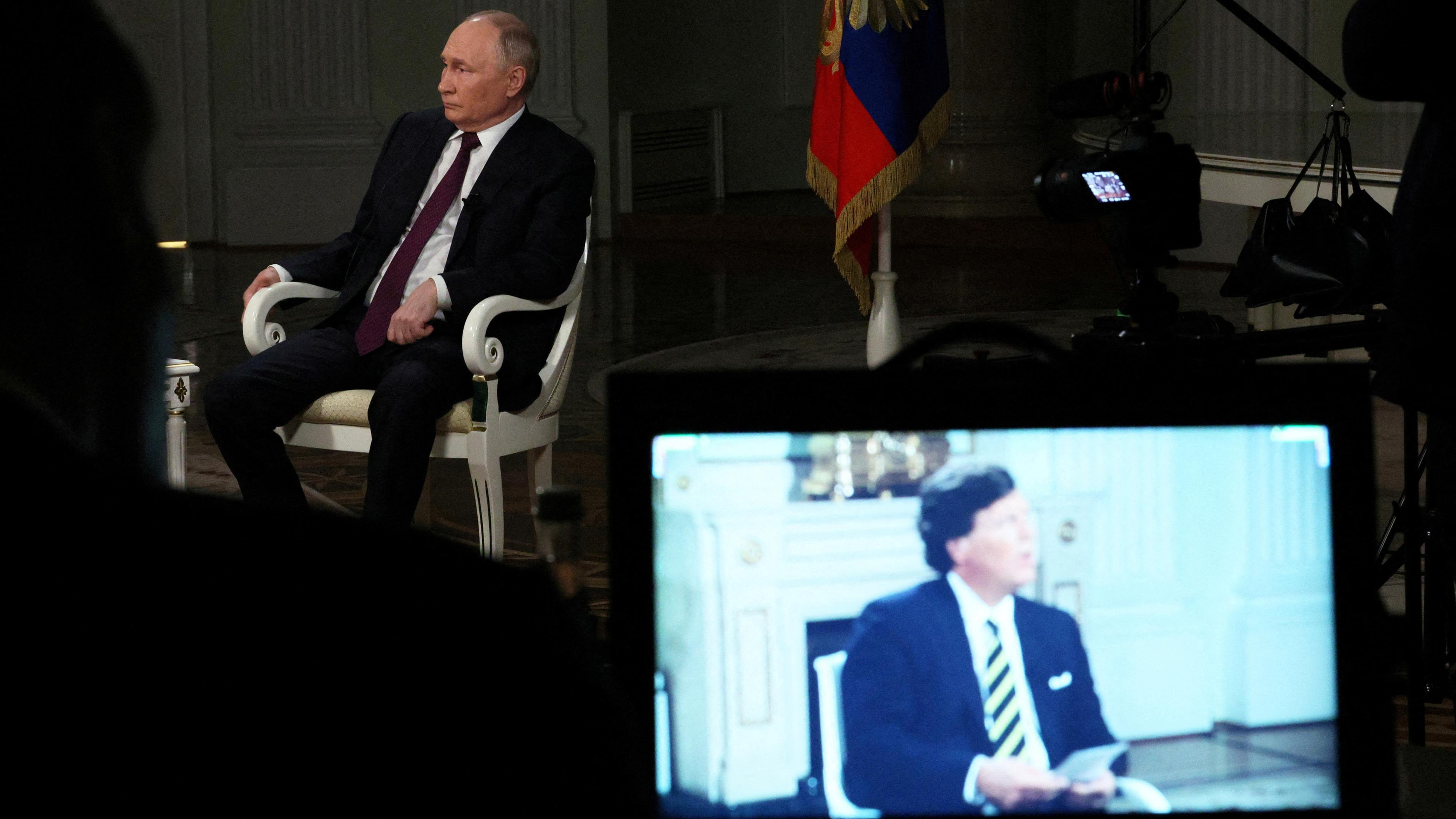 Der russische Präsident Wladimir Putin während eines Interviews mit dem US-Fernsehmoderator Tucker Carlson in Moskau, Russland, am 6. 2. 2024 