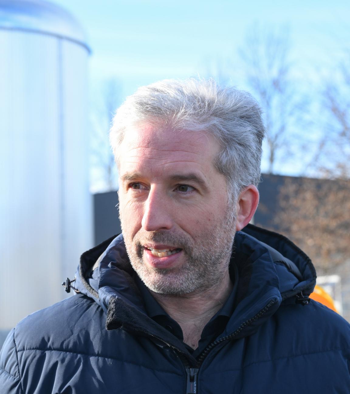 Baden-Württemberg, Tübingen: Der Tübinger Oberbürgermeister Boris Palmer (parteilos), aufgenommen bei einem Besichtigungstermin der neu gebauten Solarthermie-Park Au Anlage.