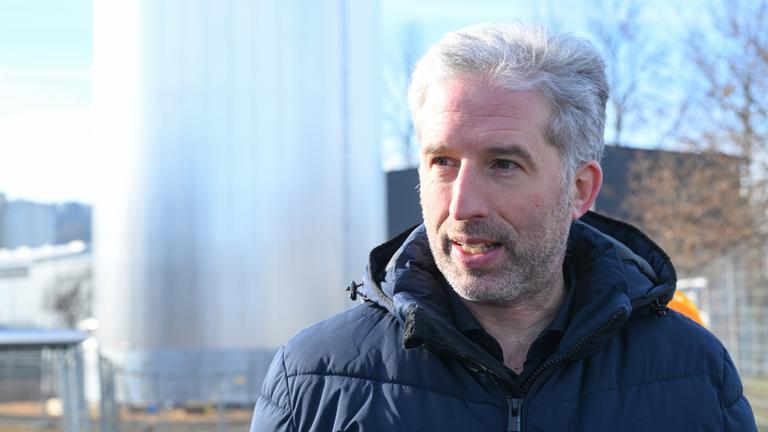 Baden-Württemberg, Tübingen: Der Tübinger Oberbürgermeister Boris Palmer (parteilos), aufgenommen bei einem Besichtigungstermin der neu gebauten Solarthermie-Park Au Anlage.