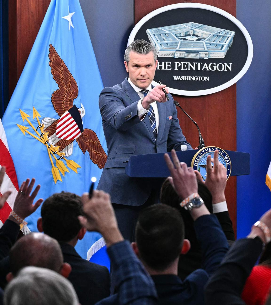 Pete Hegseth beantwortet Fragen während einer Pressekonferenz im Pentagon