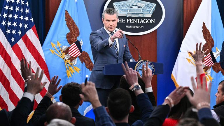 Pete Hegseth beantwortet Fragen während einer Pressekonferenz im Pentagon