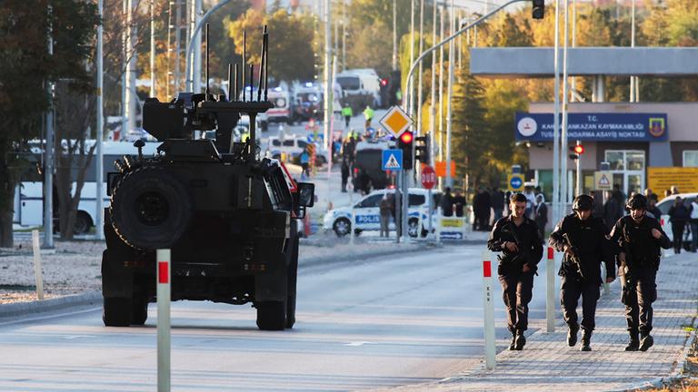 Polizeibeamte sind vor dem Unternehmensgelände der Türkischen Luft- und Raumfahrt am Stadtrand der türkischen Hauptstadt im Einsatz.