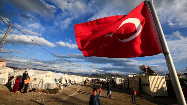 Eine türkische Flagge weht im Flüchtlingslager für syrische Flüchtlinge in Islahiye, Provinz Gaziantep, im Südosten der Türkei