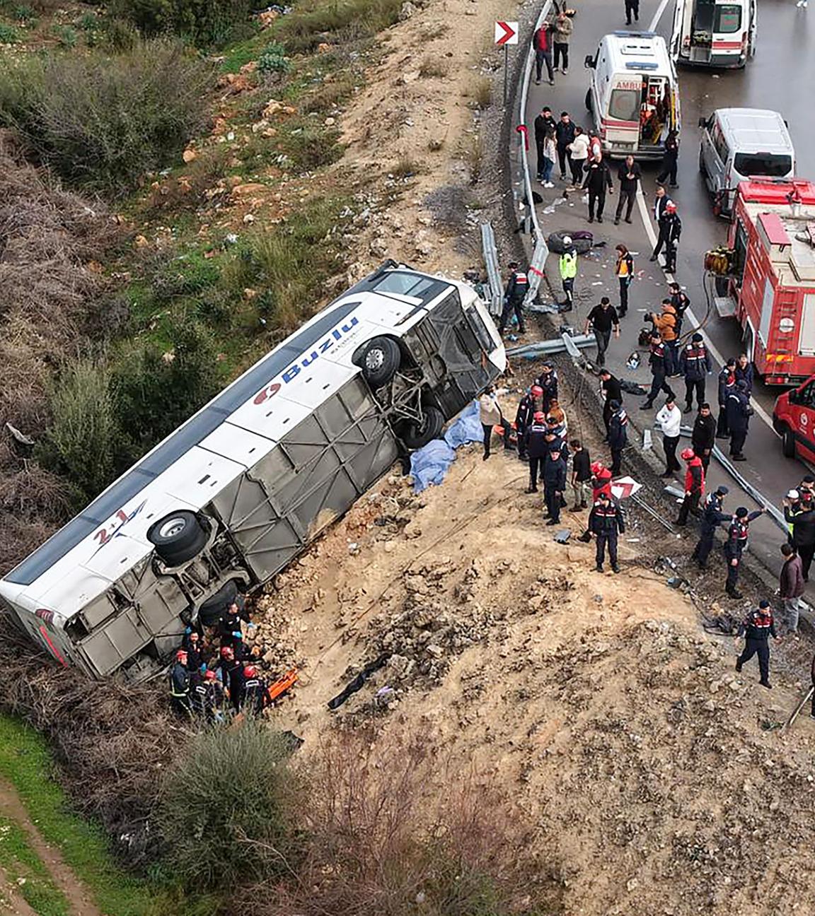 Luftaufnahme eines Busunglücks in Antalya, bei dem Rettungskräfte vor Ort arbeiten.