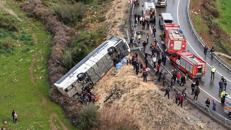 Luftaufnahme eines Busunglücks in Antalya, bei dem Rettungskräfte vor Ort arbeiten.