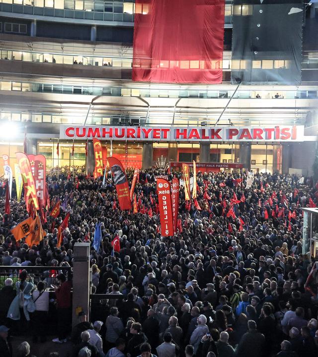 Anhänger versammeln sich am 22. Mai 2026 am Parteisitz in Ankara während eines Protests.
