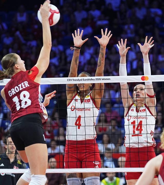 Türkei - Deutschland, Volleyball-EM-Viertelfinale: Leana Grozer schmettert, die Türkinnen Teresa Vargas, Eda Erdem Dundar und Ilkin Aydin (von links) blocken.