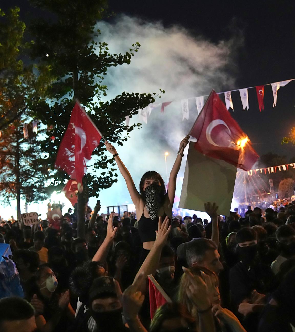 Menschen nehmen an einem Protest in Istanbul teil, zu dem die oppositionelle Republikanische Volkspartei (CHP) aufgerufen hat