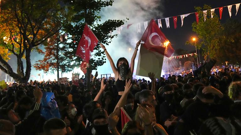 Menschen nehmen an einem Protest in Istanbul teil, zu dem die oppositionelle Republikanische Volkspartei (CHP) aufgerufen hat