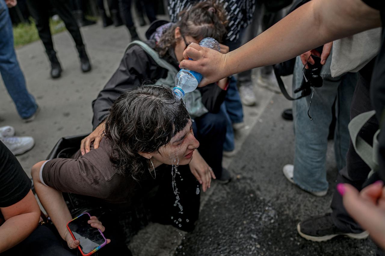 Türkei, Istanbul: Einer Studentin werden nach einem Tränengaseinsatz an der Bilgi-Universität die Augen mit Wasser ausgespüllt