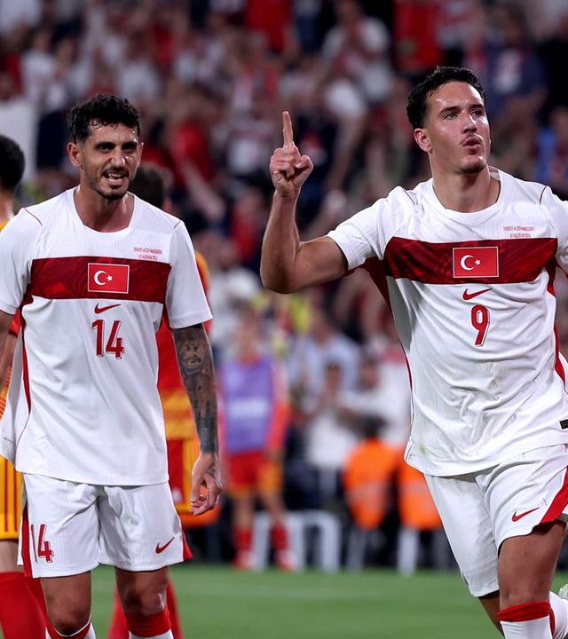 Der türkische Nationalspieler Deniz Gül jubelt im Testspiel gegen Nordmazedonien