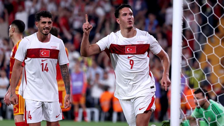 Der türkische Nationalspieler Deniz Gül jubelt im Testspiel gegen Nordmazedonien