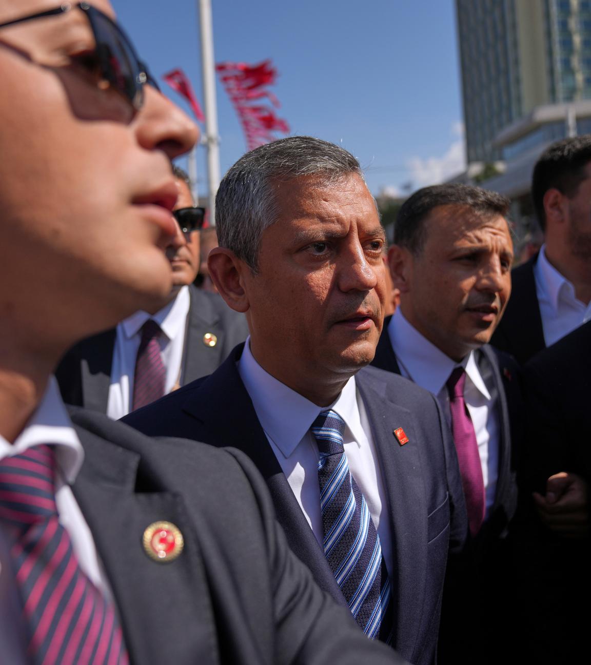 Der türkische Oppositionsvorsitzende Özgur Özel auf dem Weg zu einer Zeremonie, umringt von Menschen (möglicherweise Bodyguards)