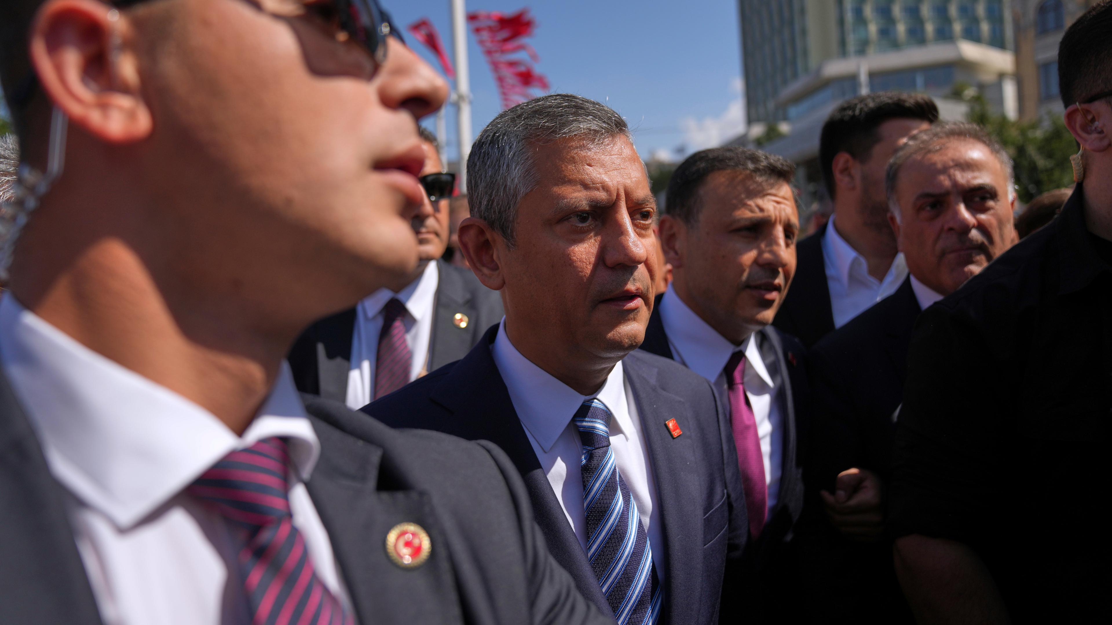 Der türkische Oppositionsvorsitzende Özgur Özel auf dem Weg zu einer Zeremonie, umringt von Menschen (möglicherweise Bodyguards)