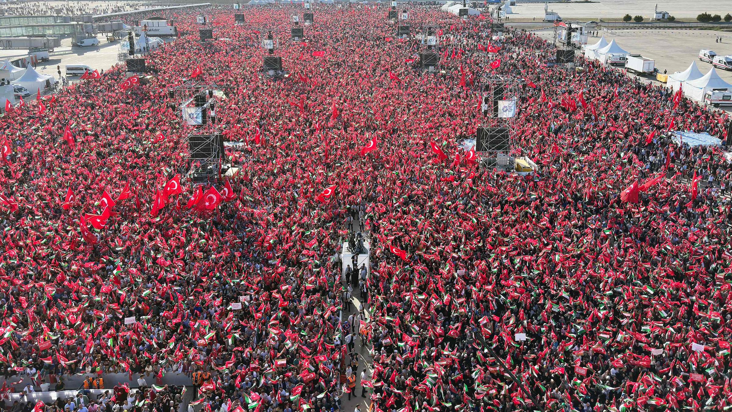 Türkische und palästinensische Flaggen auf einer pro-palästinensischen Demonstration in Istanbul. Auch Präsident Recep Tayyip Erdogan nahm an der Kundgebung teil.
