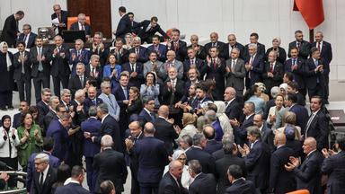 Mit deutlicher Mehrheit stimmte das türkische Parlament für die eingeschränkte Amnestie von PKK-Kämpfern.
