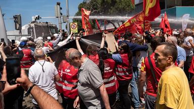 Türkei, Izmir: Die türkische Bereitschaftspolizei setzt am 26. Mai 2026 in Izmir Wasserwerfer ein, um Demonstranten während einer von dem abgesetzten Oppositionsführer Özgür Özel einberufenen Kundgebung zu zerstreuen 