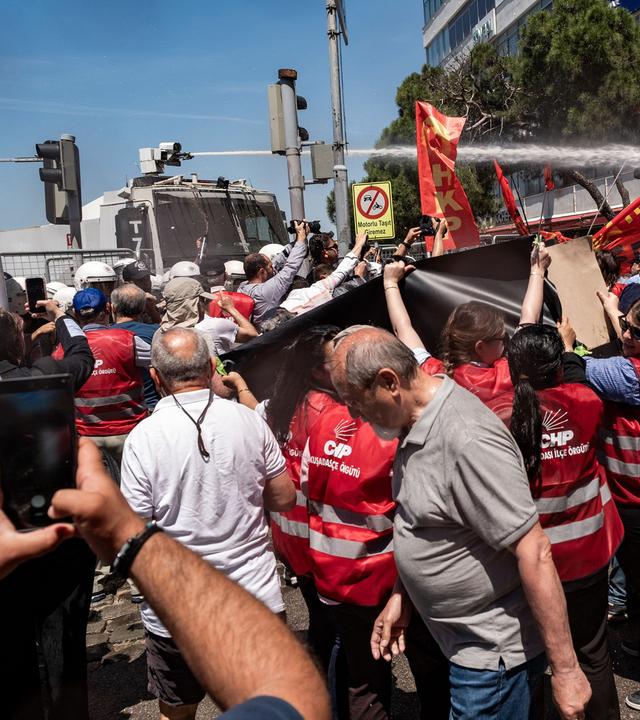 Türkei, Izmir: Die türkische Bereitschaftspolizei setzt am 26. Mai 2026 in Izmir Wasserwerfer ein, um Demonstranten während einer von dem abgesetzten Oppositionsführer Özgür Özel einberufenen Kundgebung zu zerstreuen 