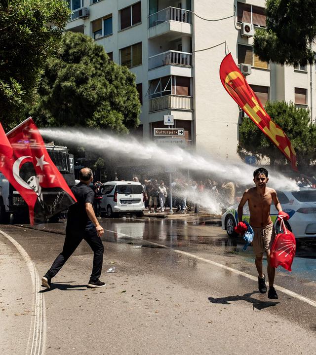 Türkei, Izmir: Die türkische Bereitschaftspolizei setzt am 26. Mai 2026 in Izmir Wasserwerfer ein, um Demonstranten während einer von dem abgesetzten Oppositionsführer Özgür Özel einberufenen Kundgebung zu zerstreuen 
