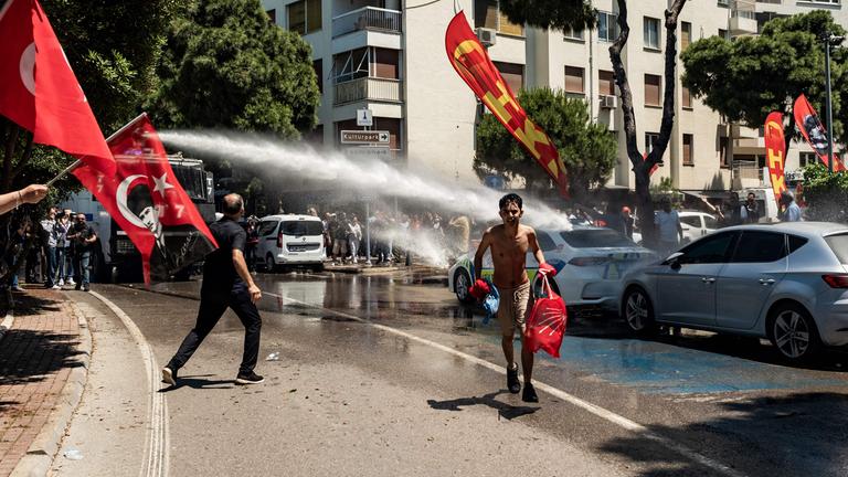 Türkei, Izmir: Die türkische Bereitschaftspolizei setzt am 26. Mai 2026 in Izmir Wasserwerfer ein, um Demonstranten während einer von dem abgesetzten Oppositionsführer Özgür Özel einberufenen Kundgebung zu zerstreuen 