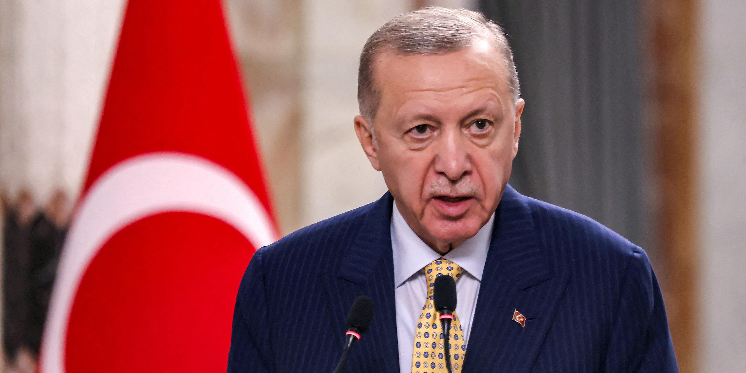 Der türkische Präsident Recep Tayyip Erdogan spricht vor der Presse in Bagdad, Irak, am 22. April 2024.