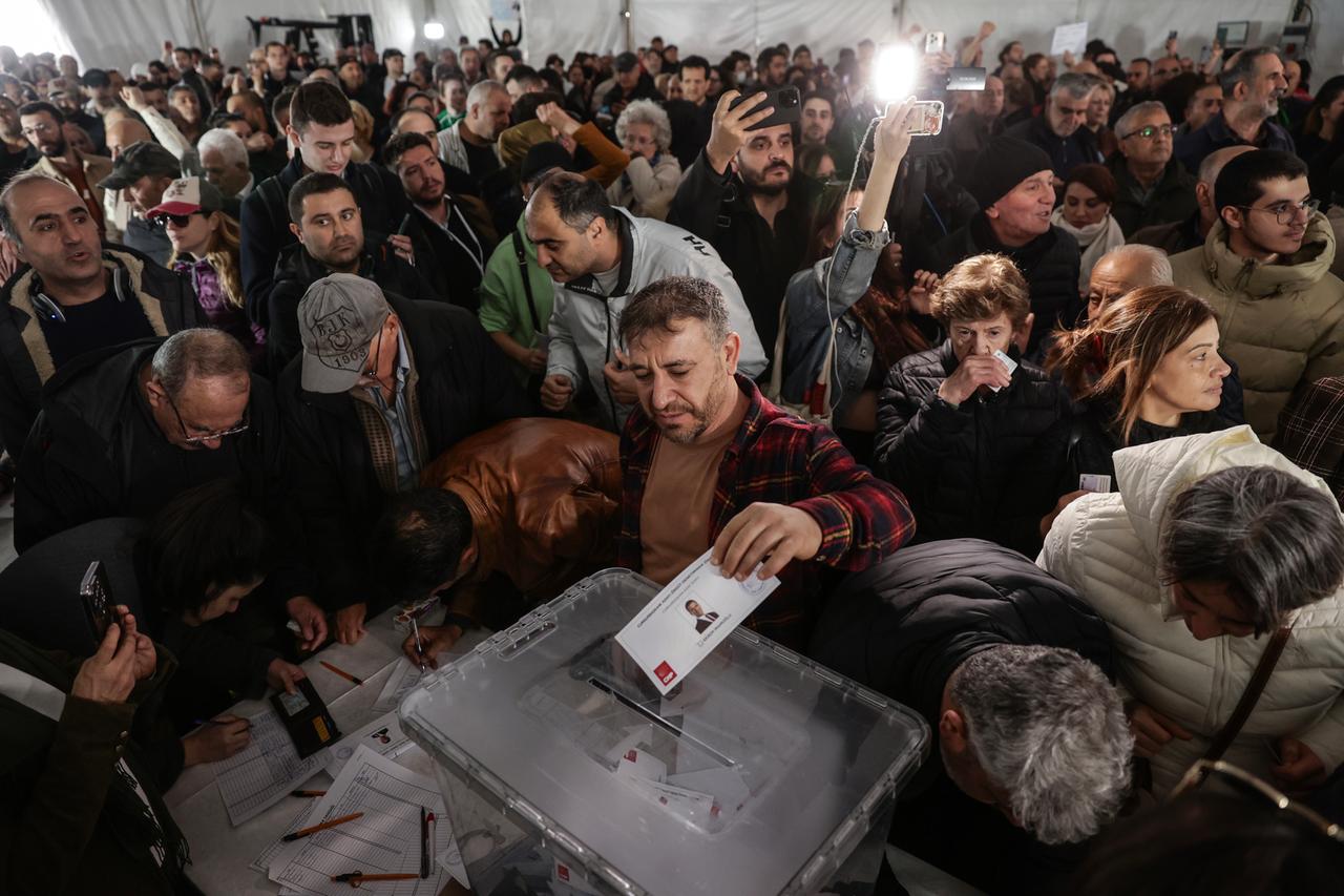 Zahlreiche Menschen in der Türkei an den Wahlurnen bei der Wahl des Präsidentschaftskandidaten der Opposition.