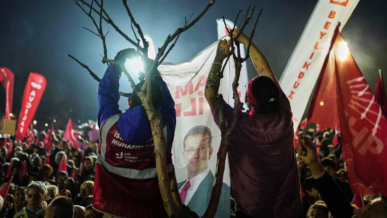 Demonstranten hängen ein Transparent mit dem Bild von Istanbuls Bürgermeister Imamoglu auf