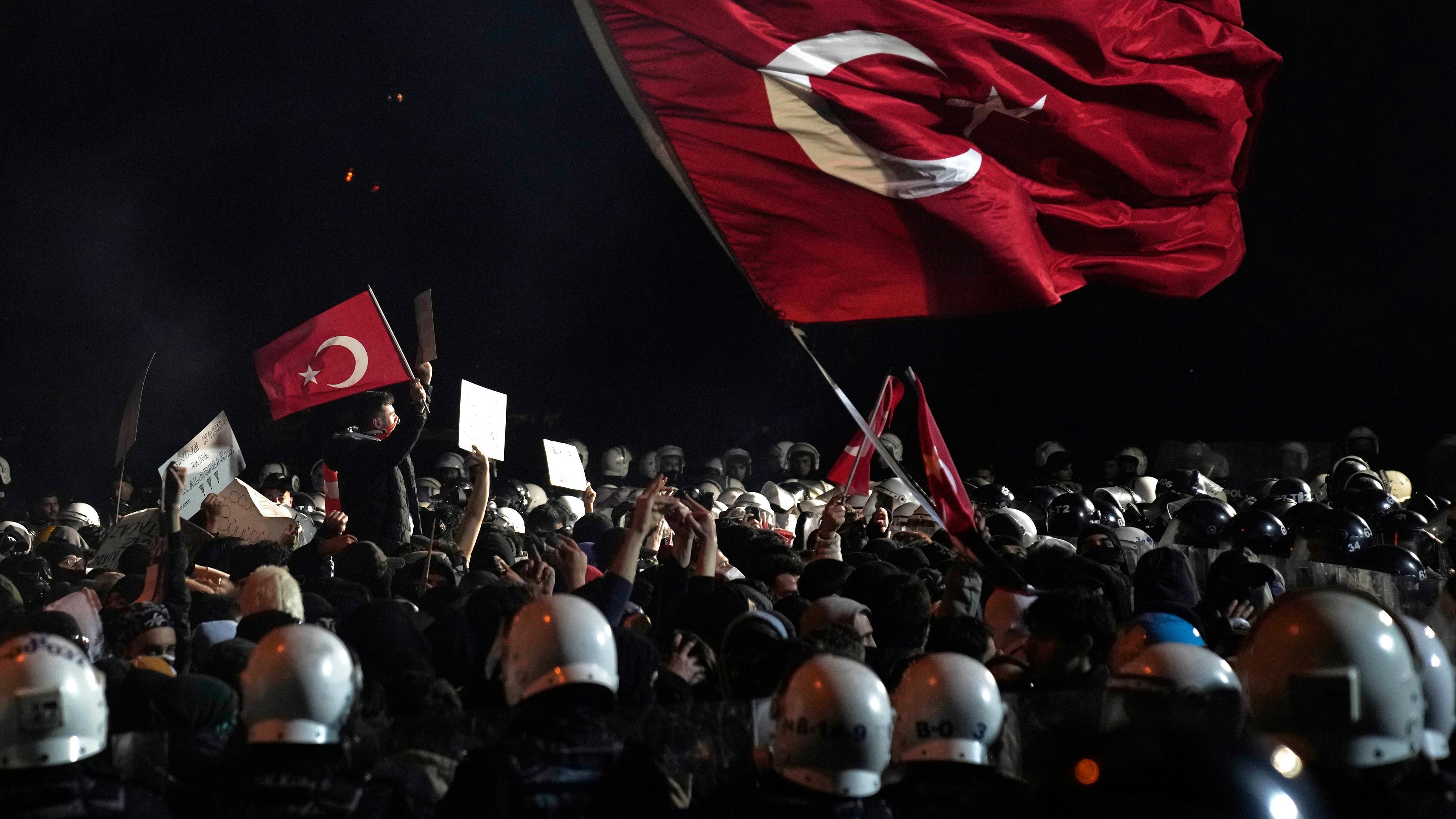 Menschen auf einer Demo in Istanbul nach der Verhaftung des Bürgermeisters Ekrem Imamoglu