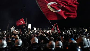 Menschen auf einer Demo in Istanbul nach der Verhaftung des Bürgermeisters Ekrem Imamoglu