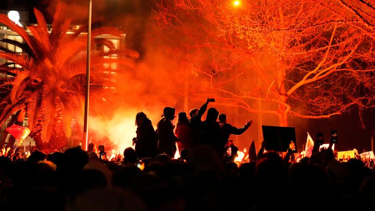 Vor dem Rathaus in Istanbul haben am Donnerstagabend erneut Tausende Menschen gegen die Verhaftung von Bürgermeister Ekrem Imamoglu demonstriert.