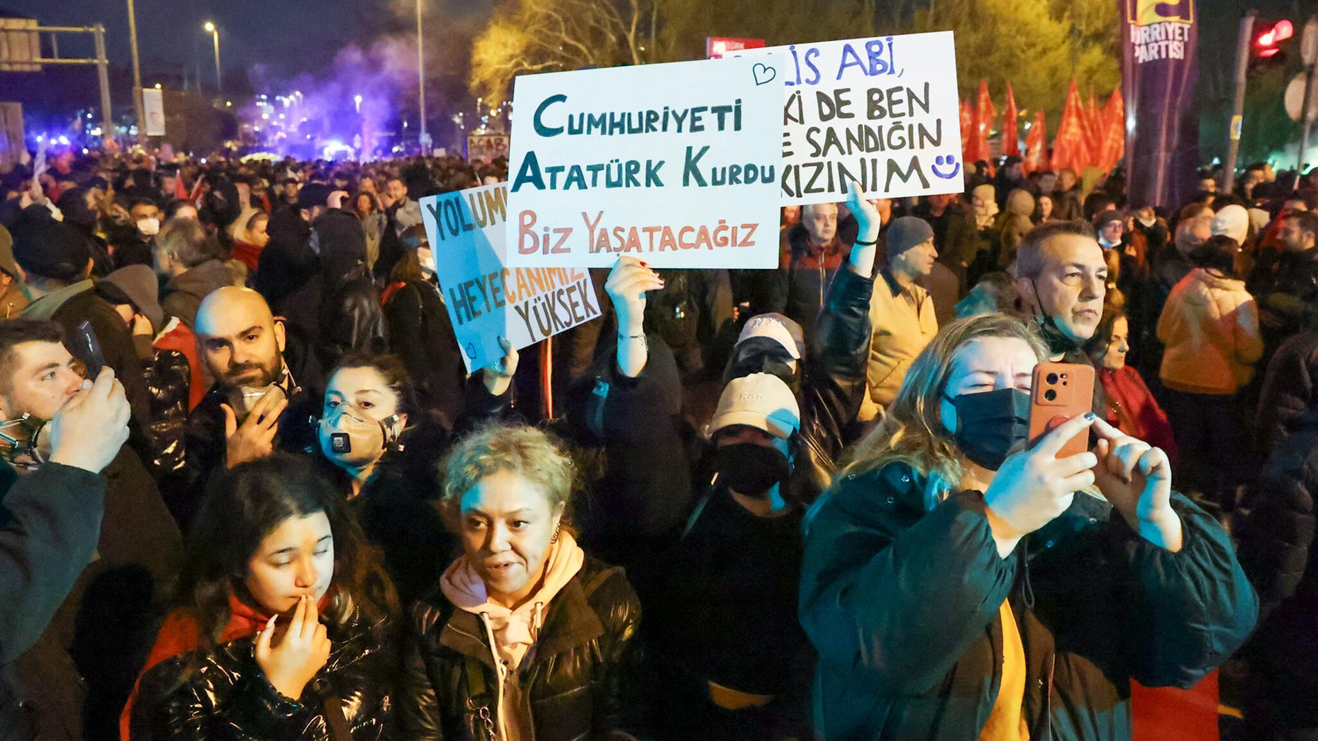 Proteste intensivieren sich nach der Inhaftierung Imamoglus