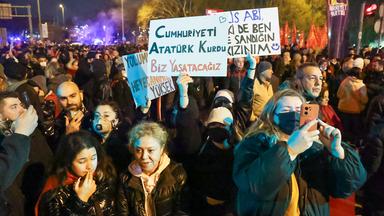 Proteste intensivieren sich nach der Inhaftierung Imamoglus