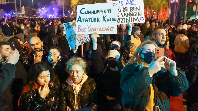 Proteste intensivieren sich nach der Inhaftierung Imamoglus