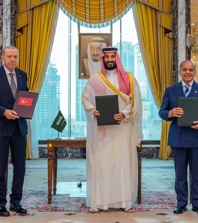 Der türkische Präsident Recep Tayyip Erdogan (l-r), der saudische Kronprinz Mohammed bin Salman und der pakistanische Premierminister Shehbaz Sharif posieren nach der Unterzeichnung eines trilateralen Verteidigungsabkommens am 07.08.2026 in Mekka, Saudi-Arabien.