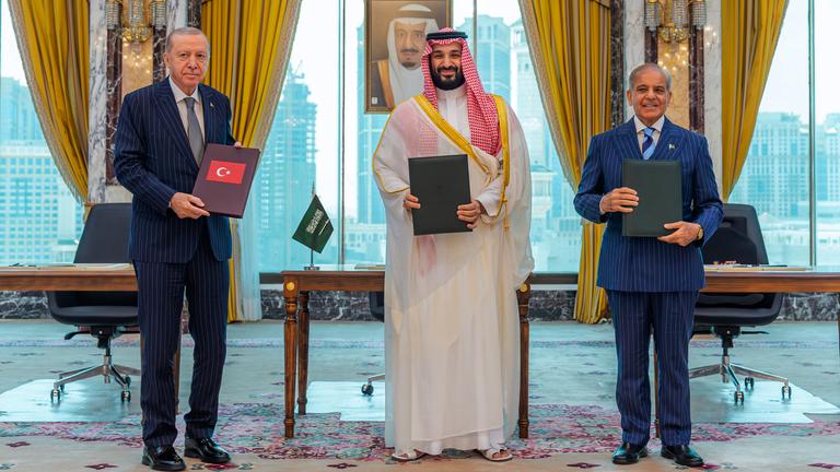 Der türkische Präsident Recep Tayyip Erdogan (l-r), der saudische Kronprinz Mohammed bin Salman und der pakistanische Premierminister Shehbaz Sharif posieren nach der Unterzeichnung eines trilateralen Verteidigungsabkommens am 07.08.2026 in Mekka, Saudi-Arabien.