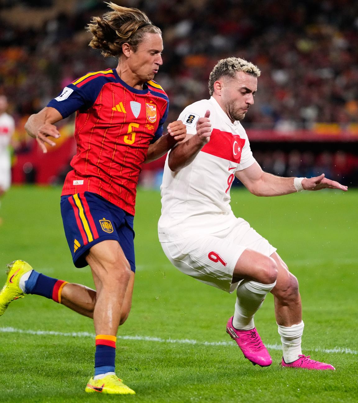 Deniz Gül (Türkei) und Marc Cucurella (Spanien) kämpfen. 
